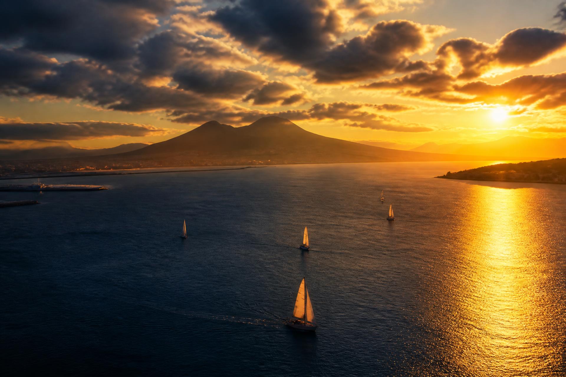 Golfo di Napoli al tramonto con il Vesuvio sullo sfondo